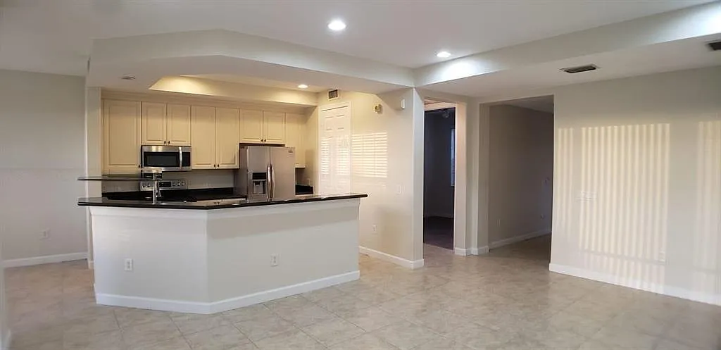 3 bed, 2.0 bath, 1401 sqft, $3,500 — Photo 4