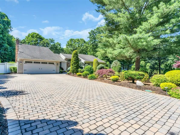 6 Averly Place, Smithtown, NY 11787