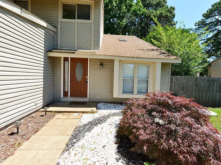 1548 Beachview Dr — Photo 2
