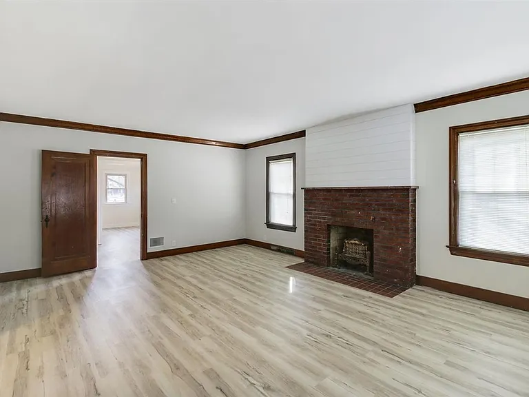713 W Green St — Photo 4