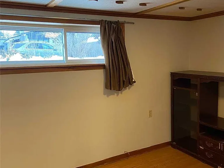 435 Lynett Cres #LOWER — Photo 10