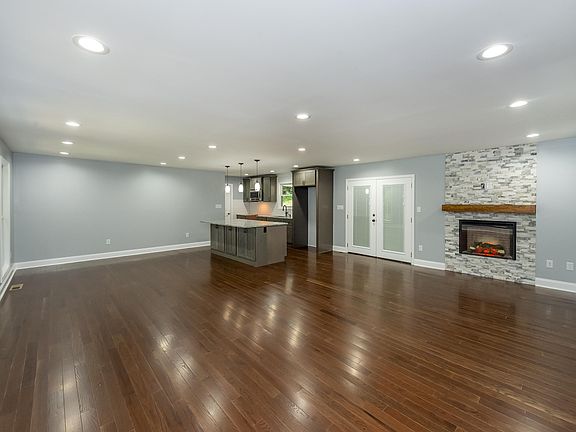 3rd image of 3113 Saratoga Dr
