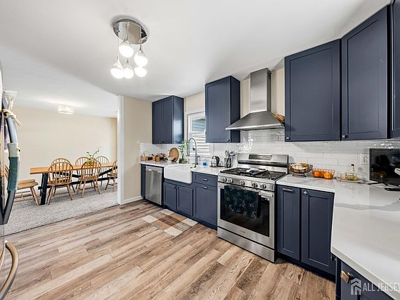 3rd image of 162 Rutherford Ave