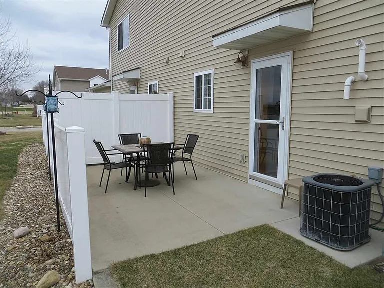 2126 Josie Rdg — Photo 2