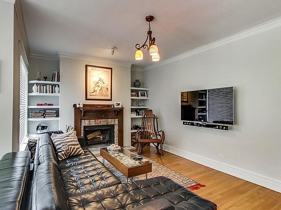 5th image of 711 W Montrose Ave #2E