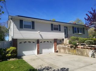 1 Hollywood Ave, Selden, NY 11784