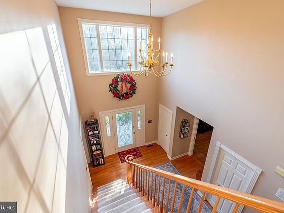3rd image of 6 Yellow House Dr