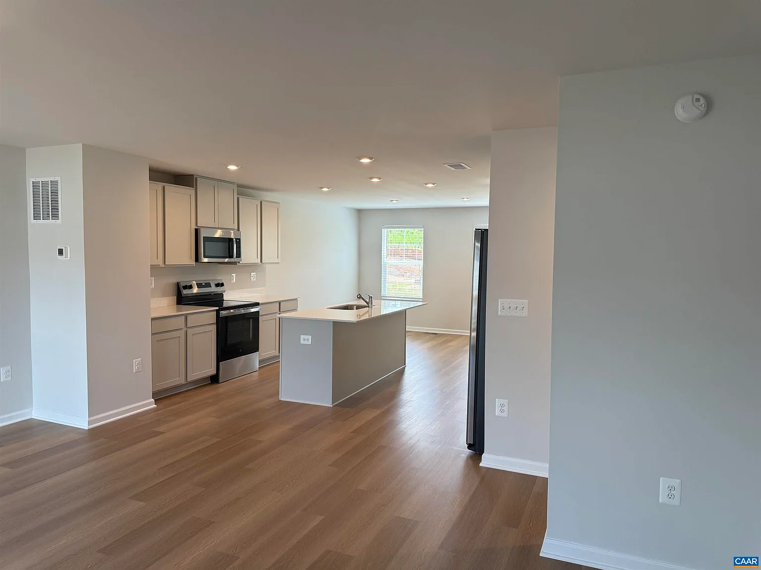 4 bed, 3.5 bath, 1866 sqft, $2,330 — Photo 4