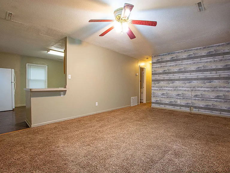 1410 Lindwood Dr — Photo 2