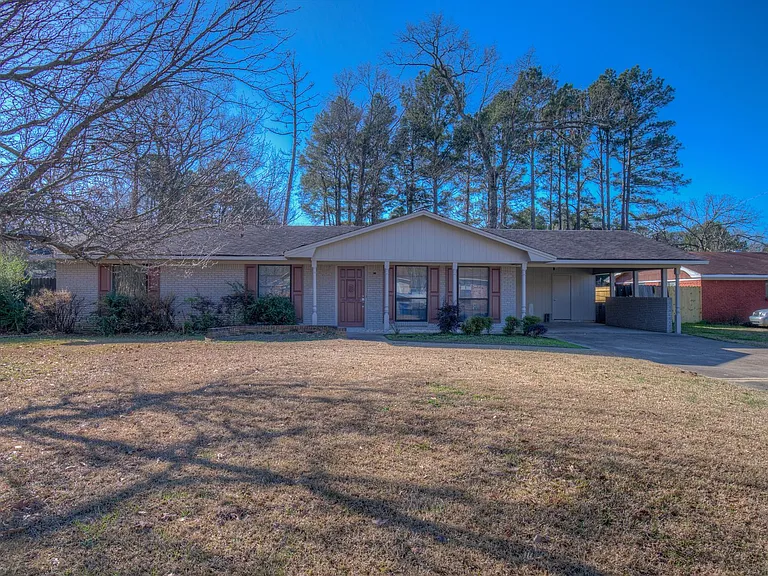 1021 Willow Dr — Photo 1