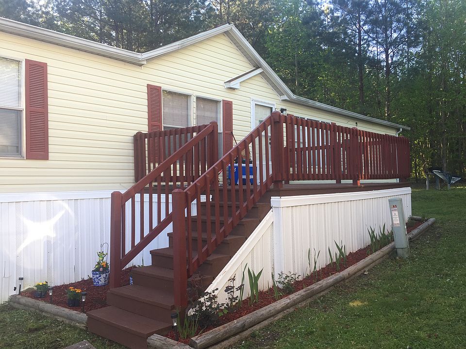 Front deck and front yard 