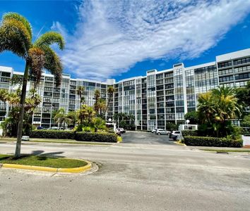 800 Parkview Dr APT 817, Hallandale, FL, 33009
