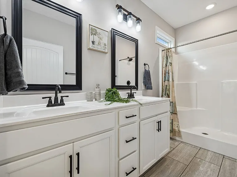 207 Bedford Ct — Photo 25