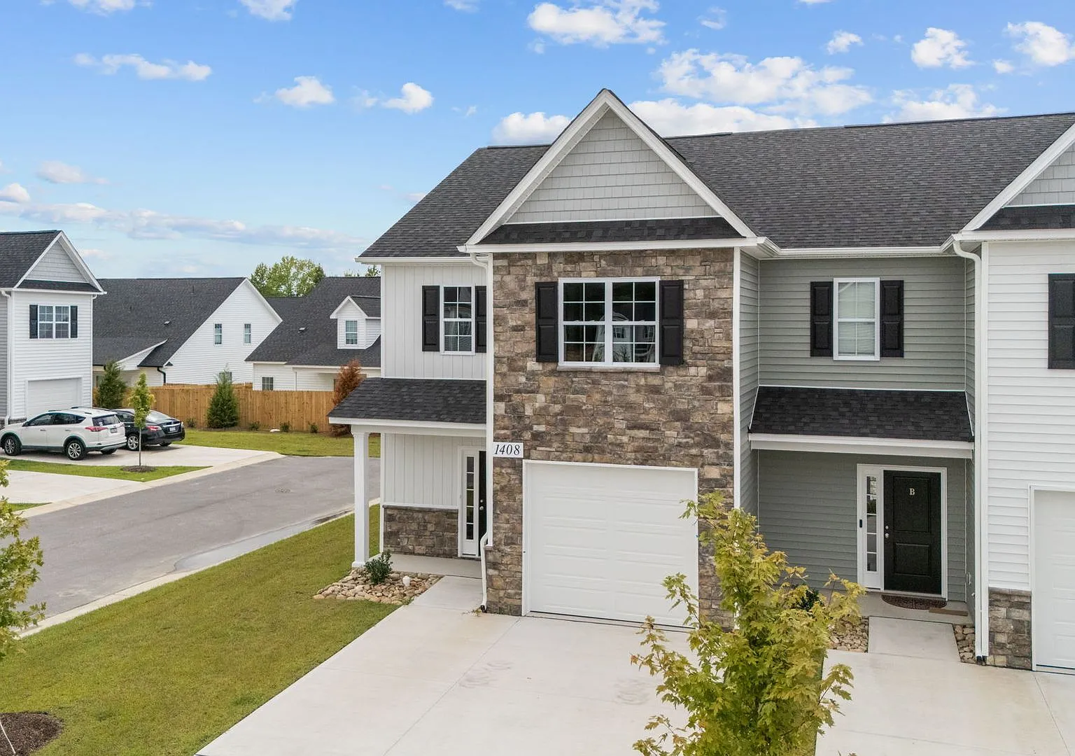 Brand New Townhome in Brook Hollow! Only .4 miles from ECU Health! — Photo 2