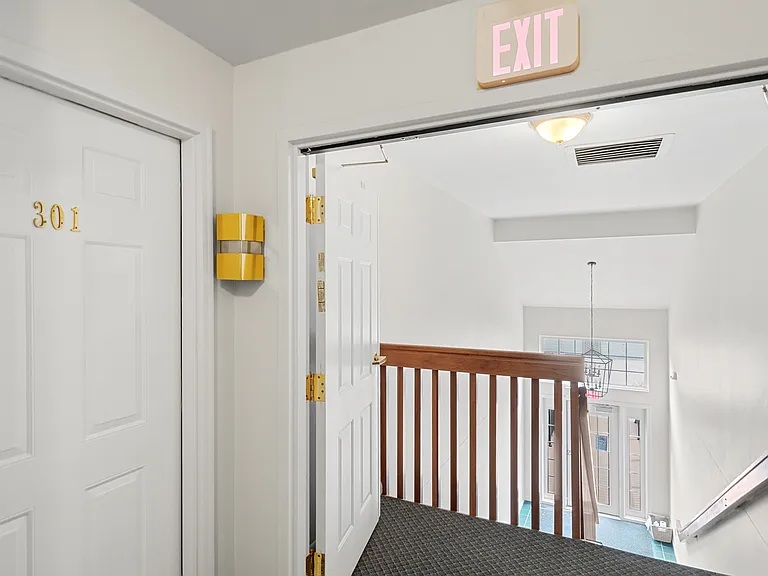 580 Cloverfield Ln #301 — Photo 4