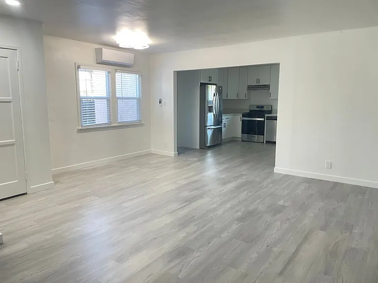 4594 Gardena Dr — Photo 6