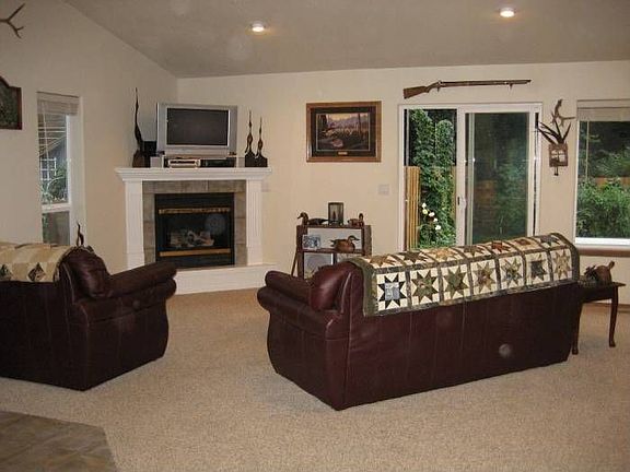 Living room w/fireplace