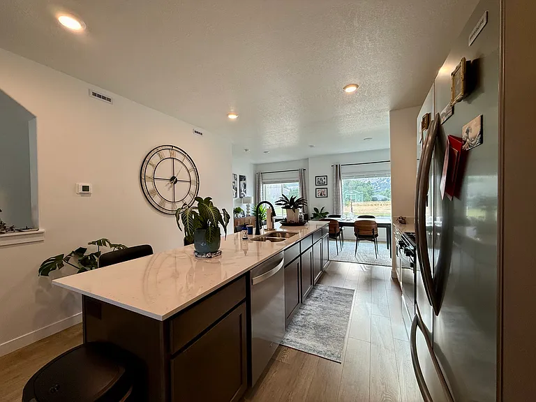 Kitchen w/island