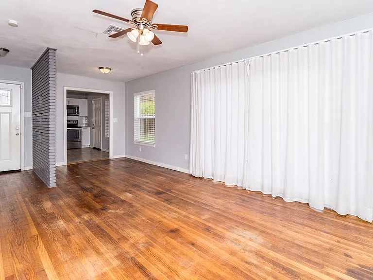 467 Shannon Lee St — Photo 3