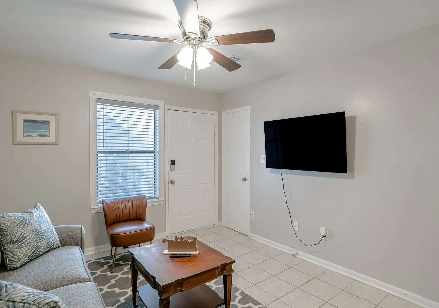 Centrally Located 1 Bed/1 Bath Coastal Condo — Photo 3