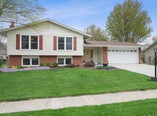 940 W Firestone Dr, Hoffman Estates, IL 60192