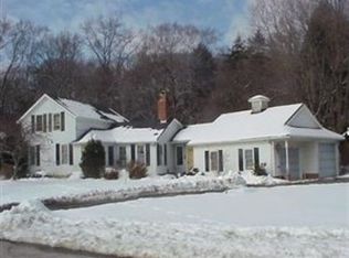 37225 Pleasant Valley Dr, Willoughby Hills, OH 44094