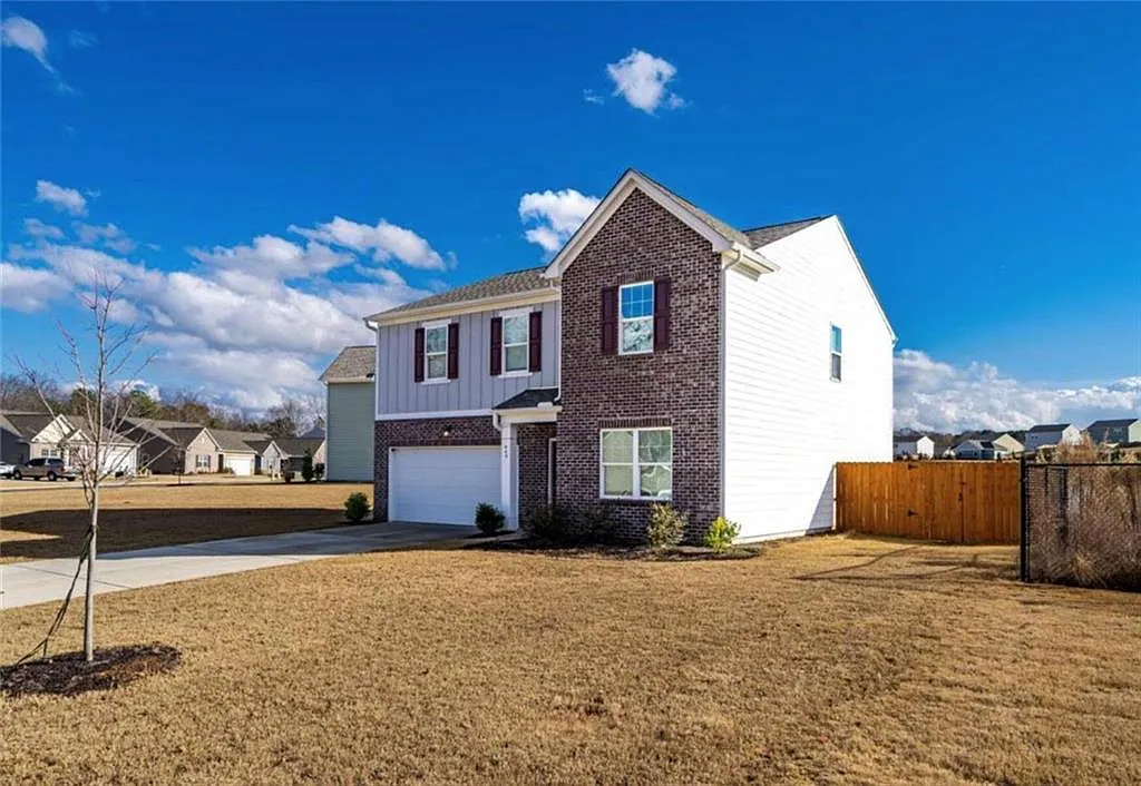4 bed, 2.5 bath, 2389 sqft, $2,300 — Photo 2