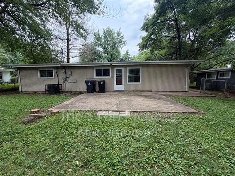 865 Robinwood Dr — Photo 3