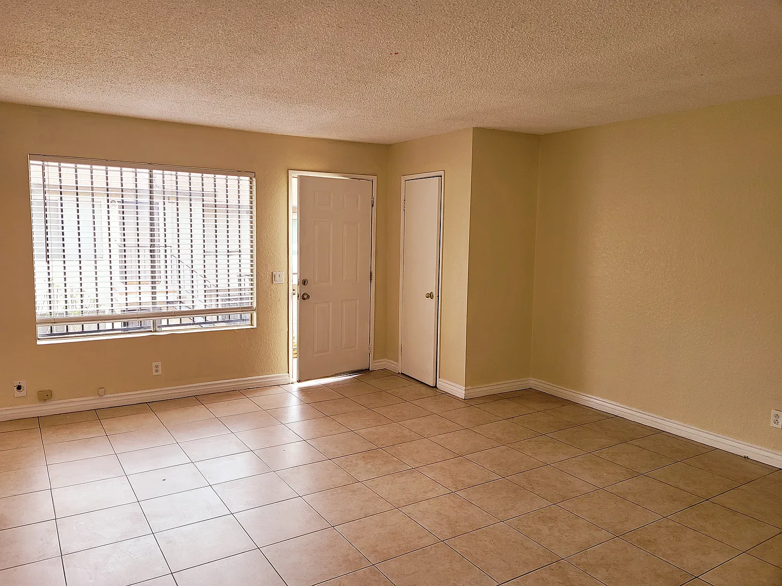 2 bed, 819 sqft, $2,000 — Photo 2