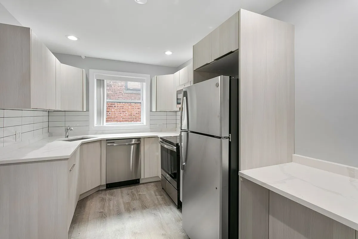 Building Photo - 7630-38 N Eastlake Ter