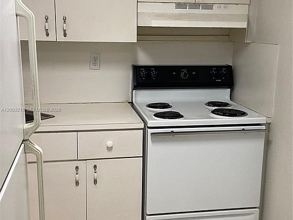 4th image of 666 W 81st St APT 127