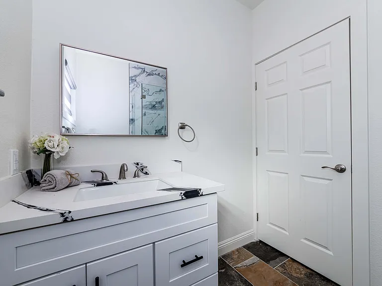 539 W Amerige Ave #B — Photo 13