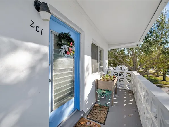 8325 112th St APT 201, Seminole, FL 33772
