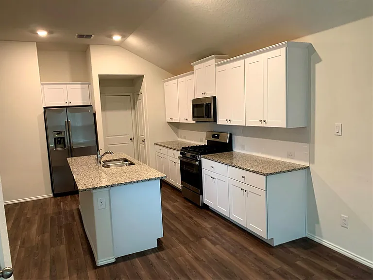 2444 Larimar Dr — Photo 13