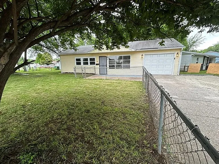 38 Marilyn Ln — Photo 1