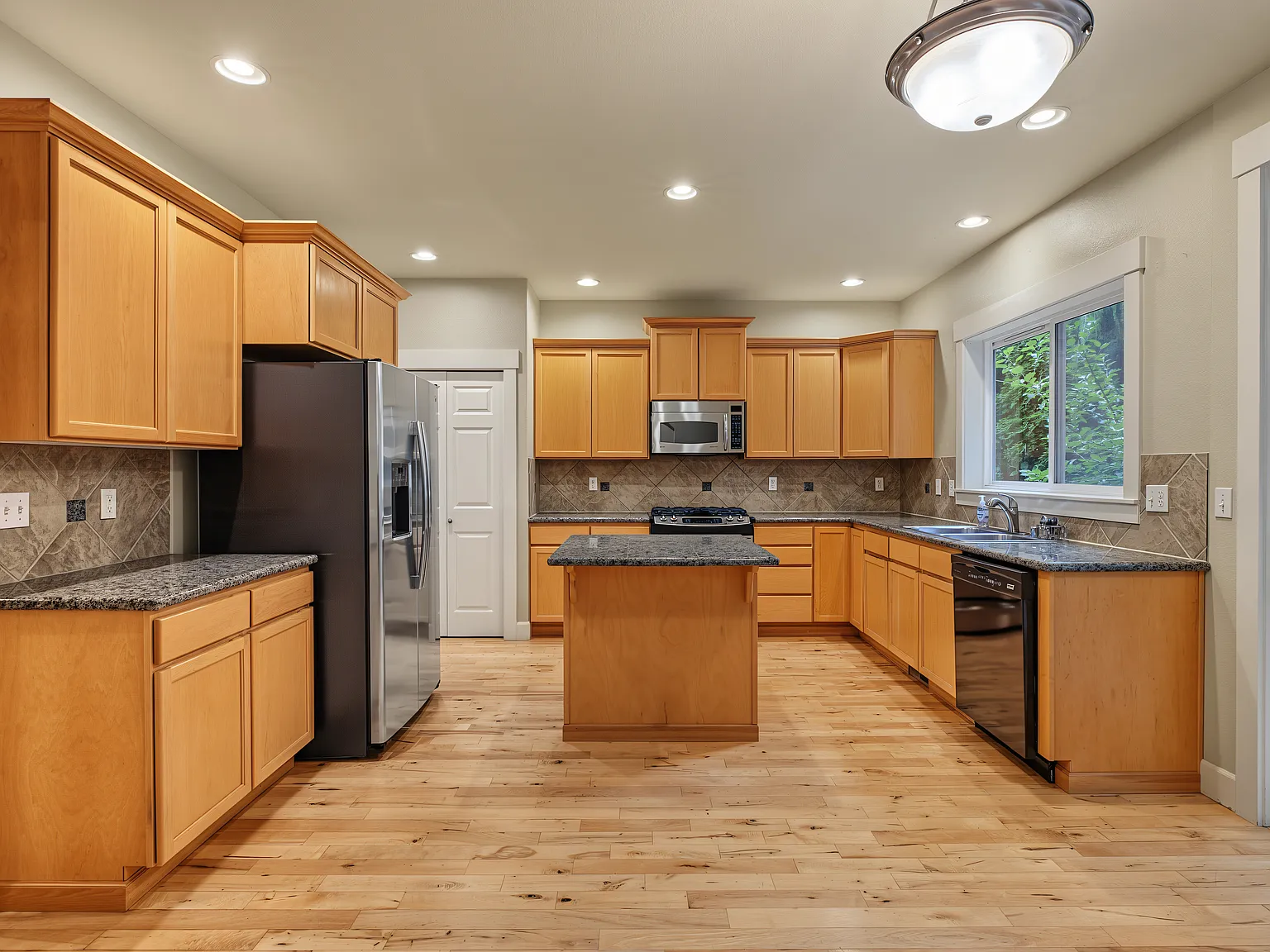 4 bed, 2.5 bath, 2382 sqft, $3,595 — Photo 4