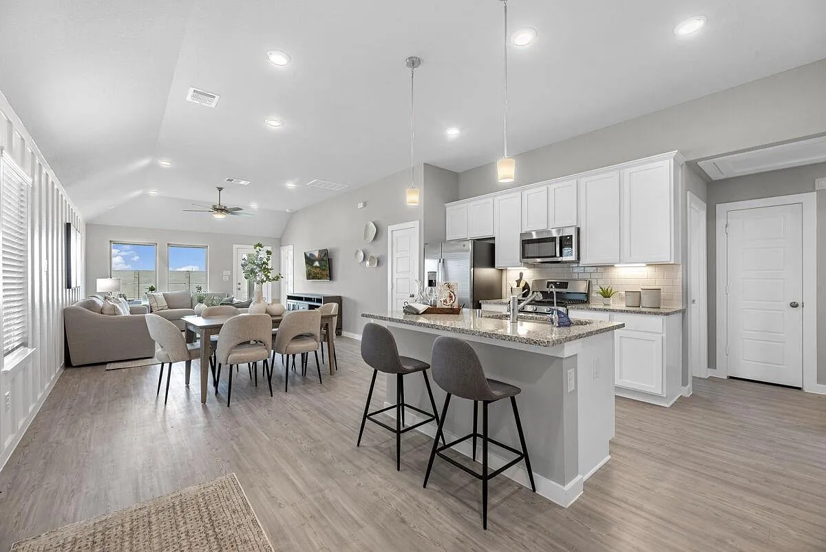 3 bed, 2.0 bath, 1335 sqft, $2,400 — Photo 3
