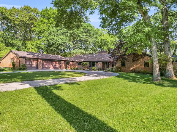 1401 River Oaks Dr, Mahomet, IL 61853