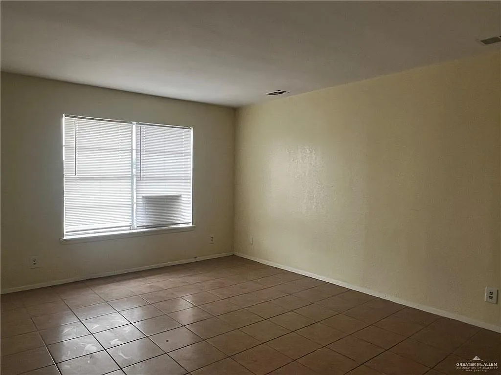 2 bed, 2.0 bath, 4448 sqft, $700 — Photo 2