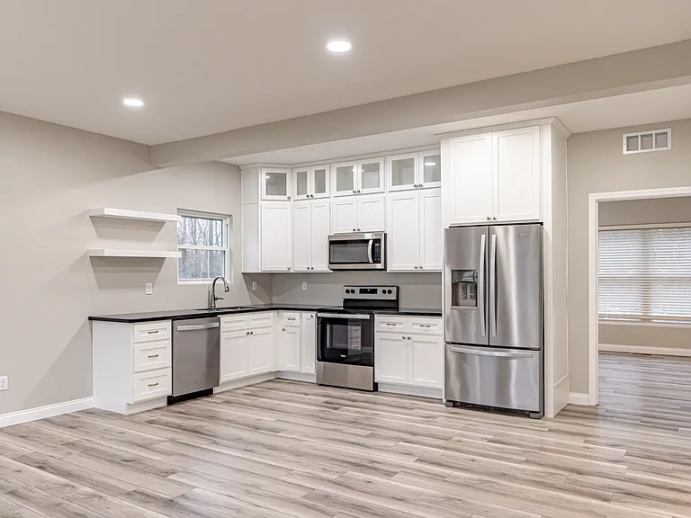 225 Southern Lake Dr — Photo 2