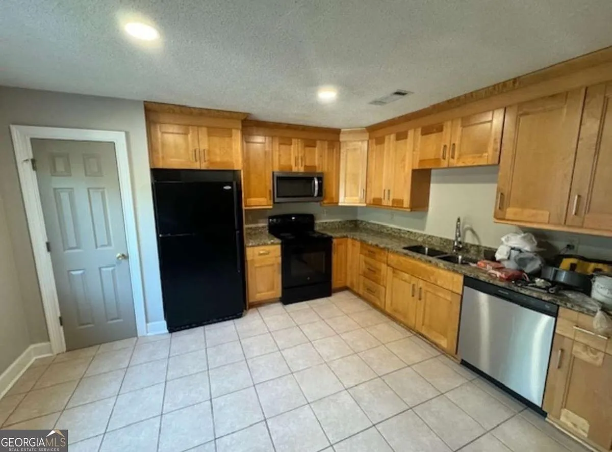 3 bed, 2.5 bath, 1360 sqft, $1,650 — Photo 2