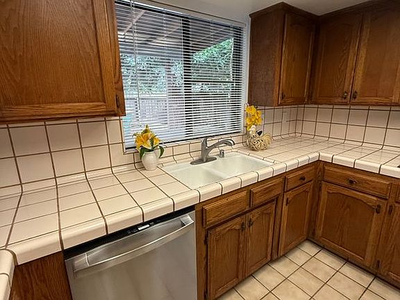 4th image of 2704 Pinewood Dr