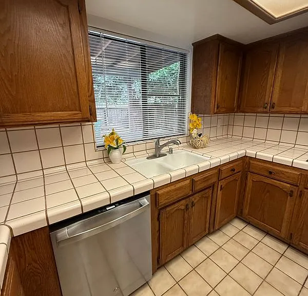 2704 Pinewood Dr — Photo 3