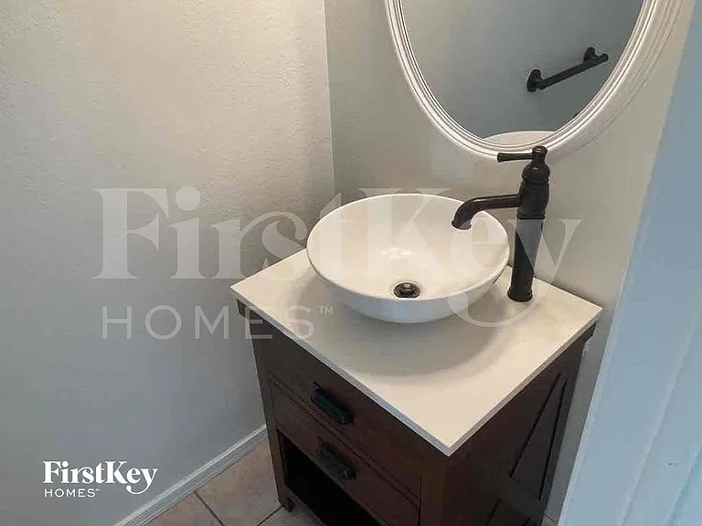 235 N 22nd Pl — Photo 8