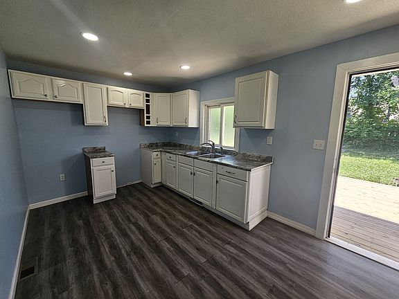 4th image of 3652 E 47th St