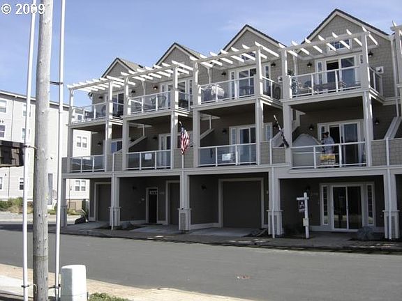 2nd image of 260 N Pacific St