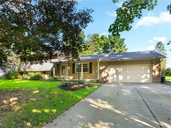 2561 Fallview St NW, Uniontown, OH 44685