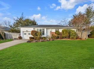 4 Benmor Ct, Plainview, NY 11803