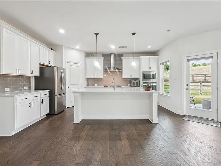 4055 Starwood Dr — Photo 9