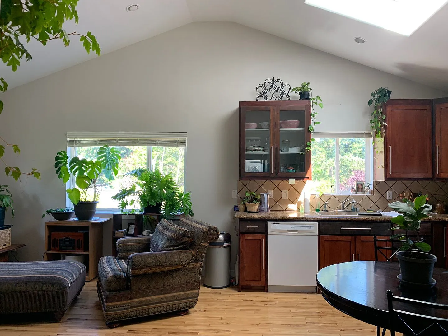 Charming 2-BR Home with Garage, Workshop & Private Backyard — Photo 4